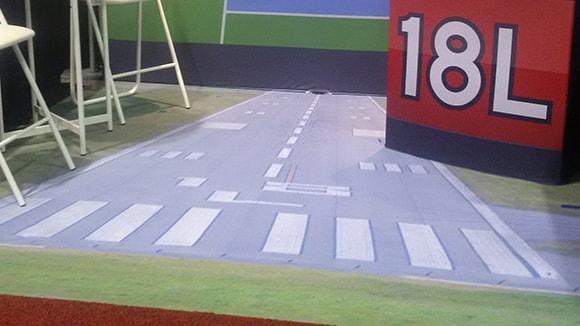 染色地毯为一个机场的展览摊位上印有他们的跑道的照片。